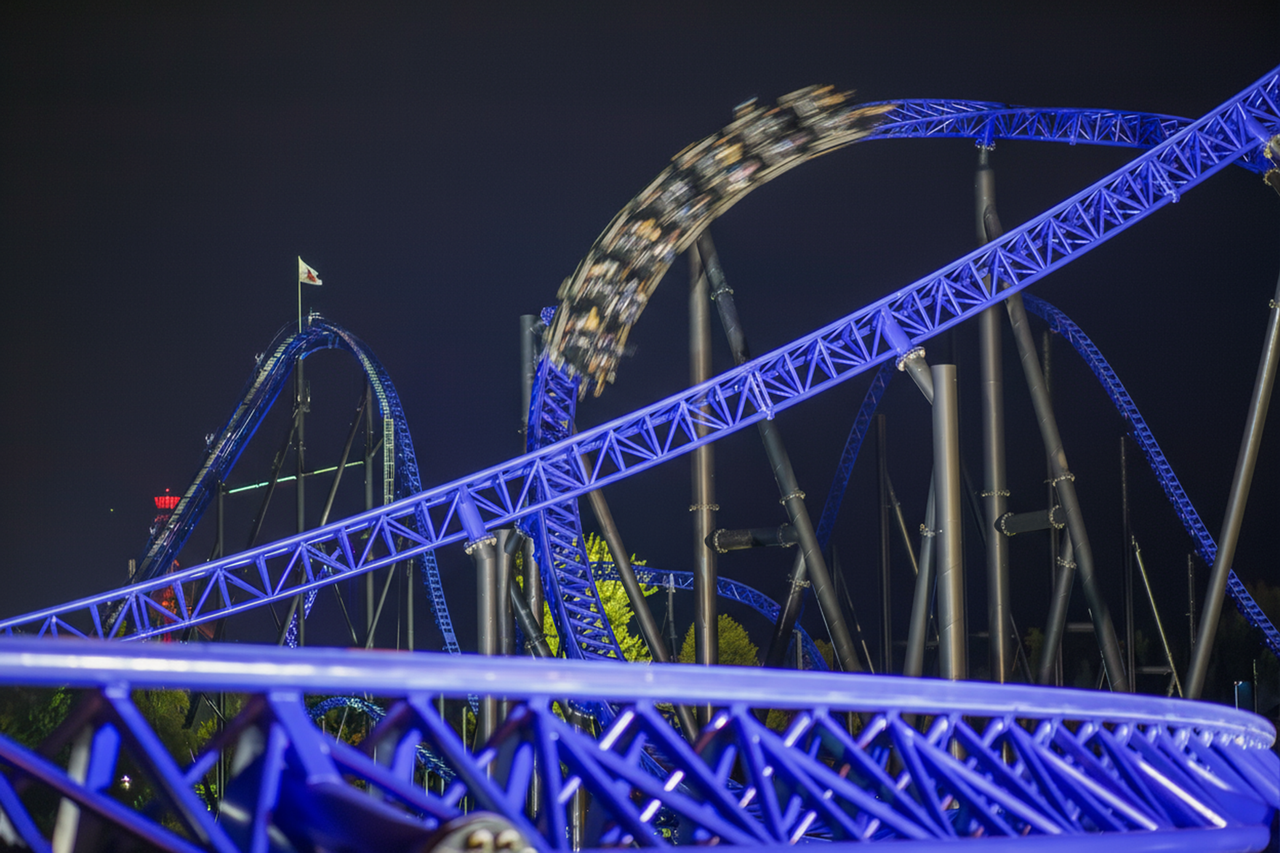 Achtbaan Goliath in gekleurd licht