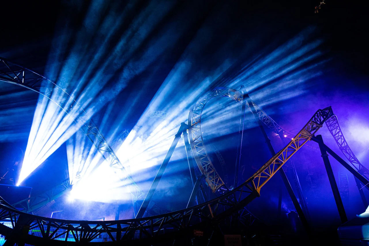 Achtbaan Lost Gravity in gekleurd licht