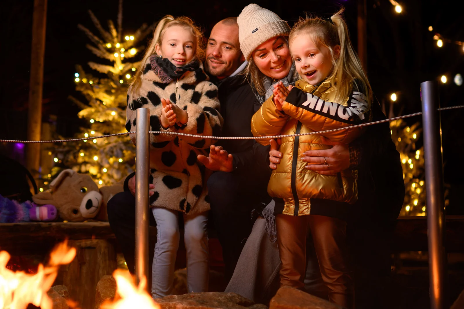 Blij gezin met twee kinderen in Walibi