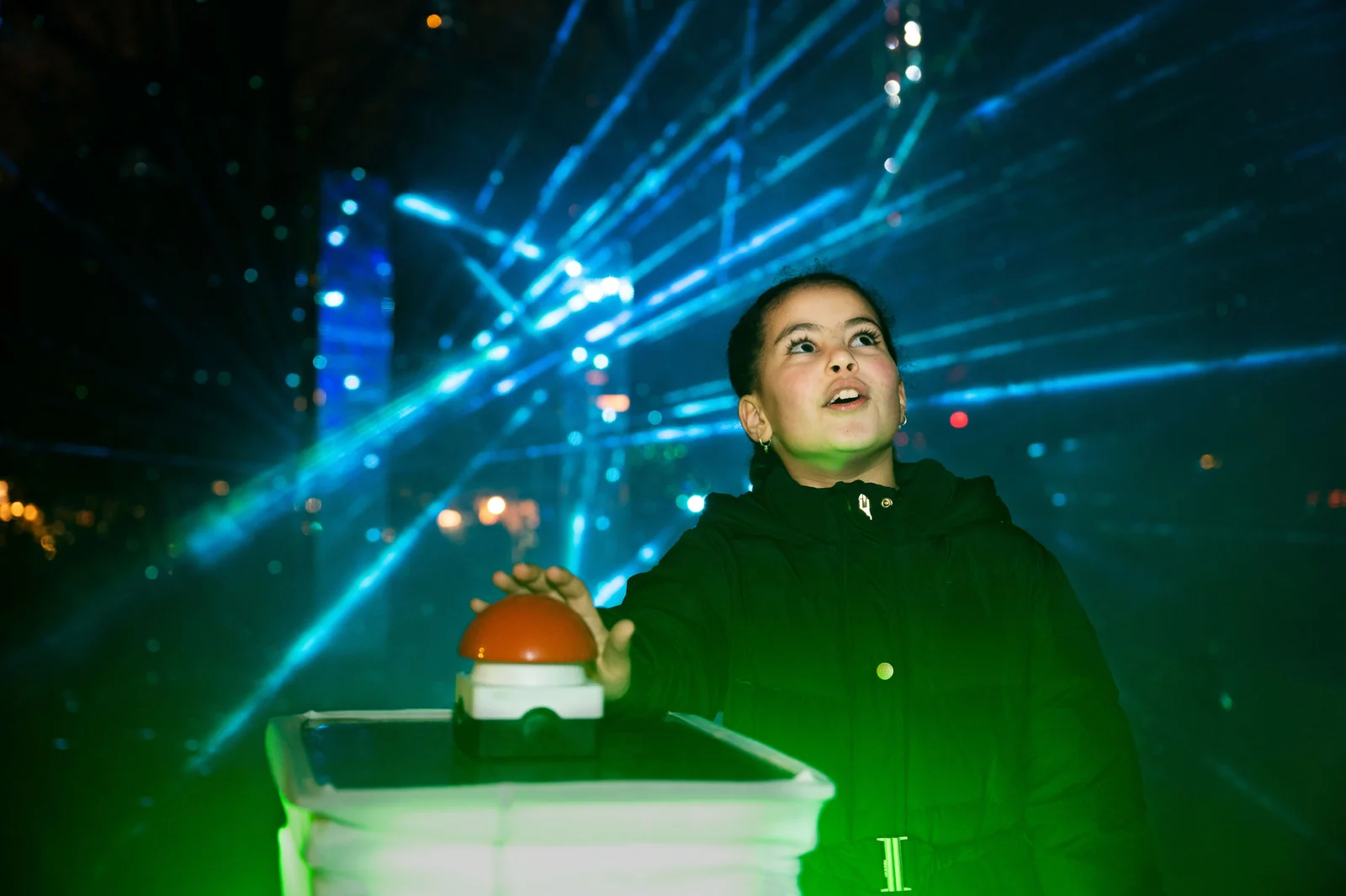 Verwonderd meisje drukt op een rode knop