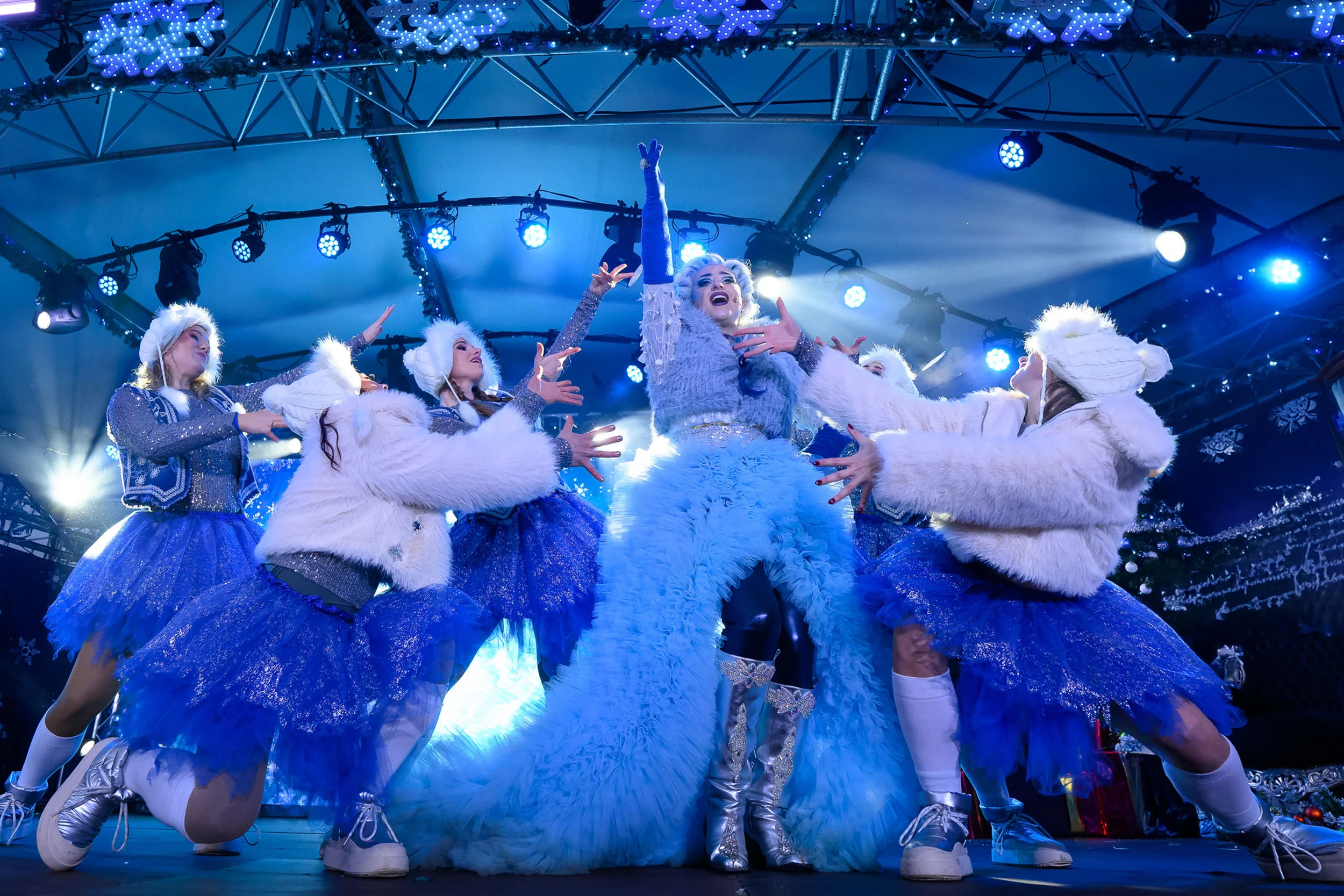 Vrouwelijke dansers op podium in ijs thema