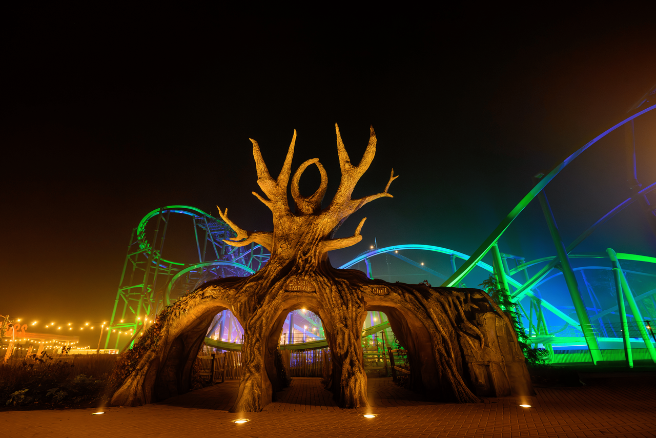 Achtbaan YOY in gekleurd licht